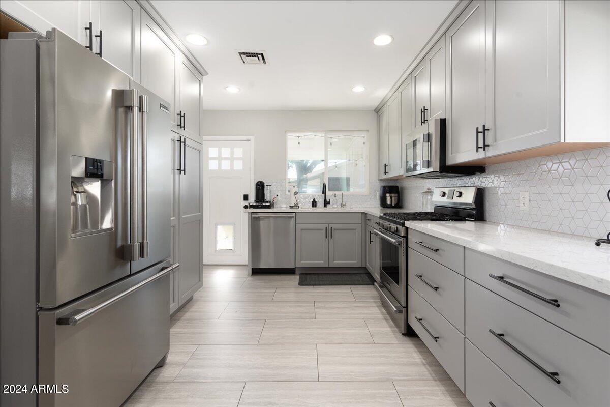 4733 E CAMBRIDGE Avenue