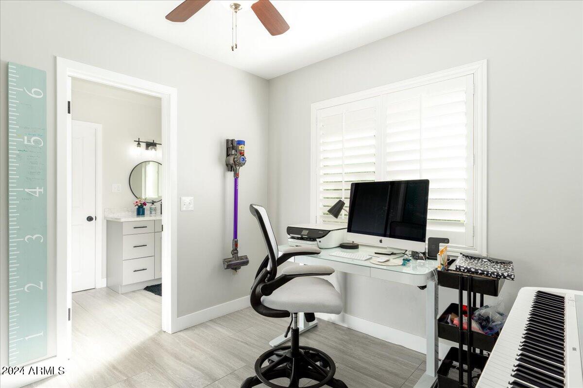 4733 E CAMBRIDGE Avenue