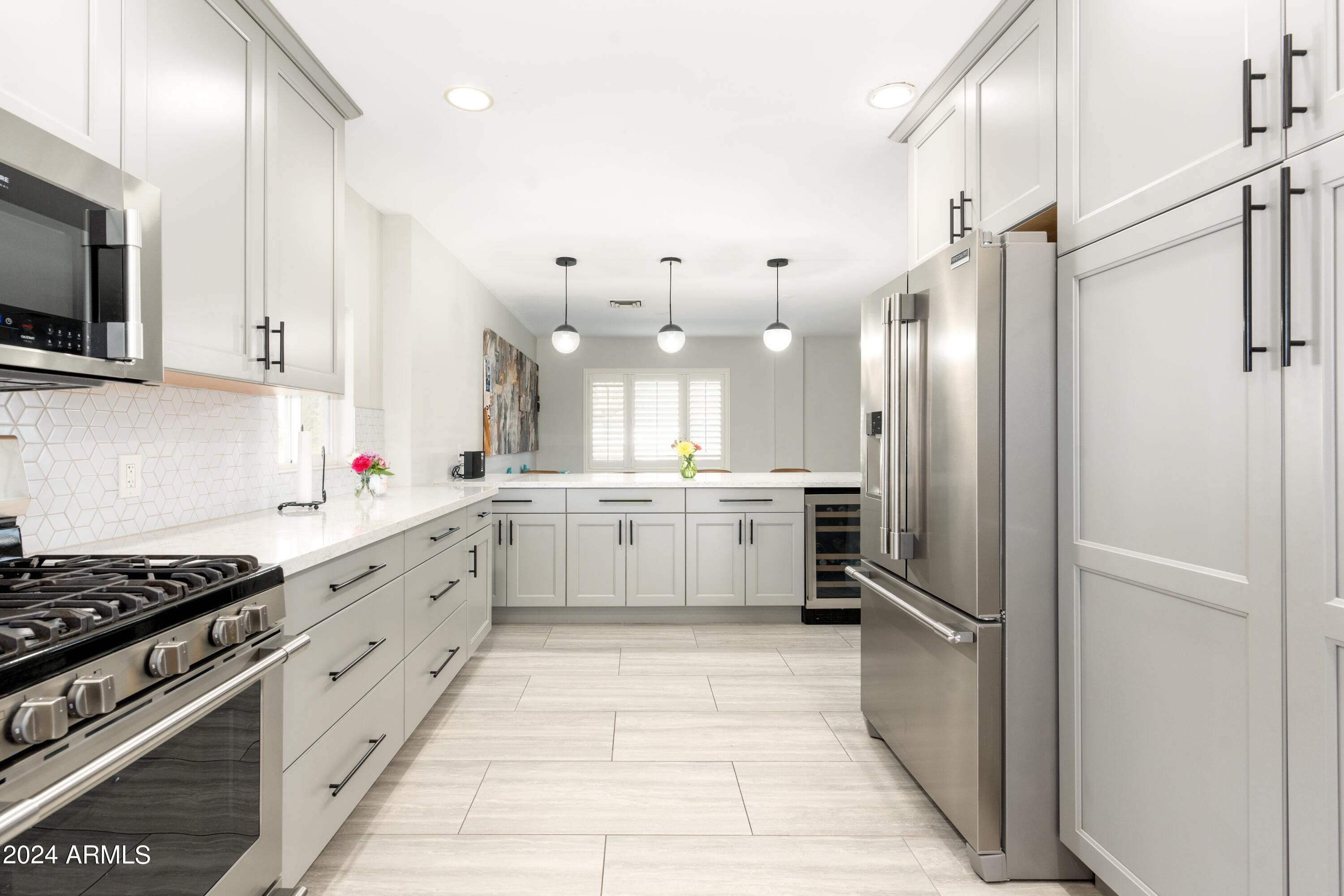 4733 E CAMBRIDGE Avenue