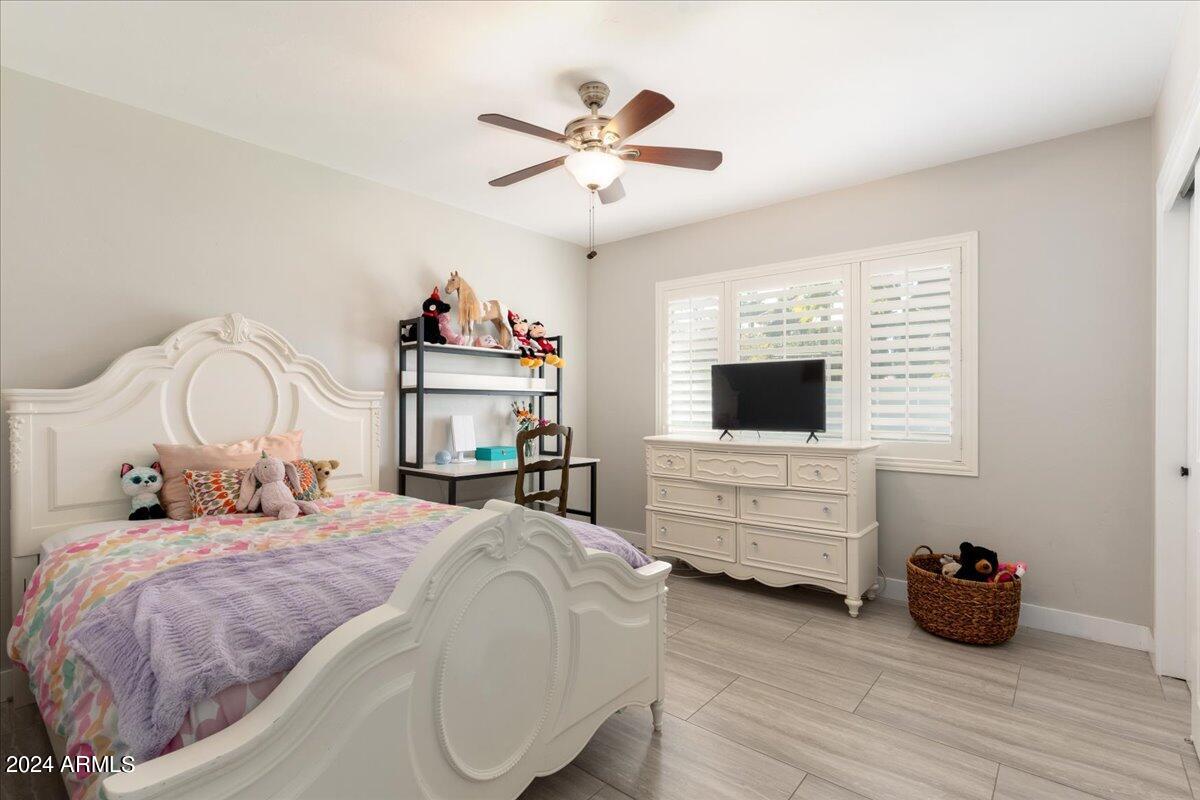 4733 E CAMBRIDGE Avenue