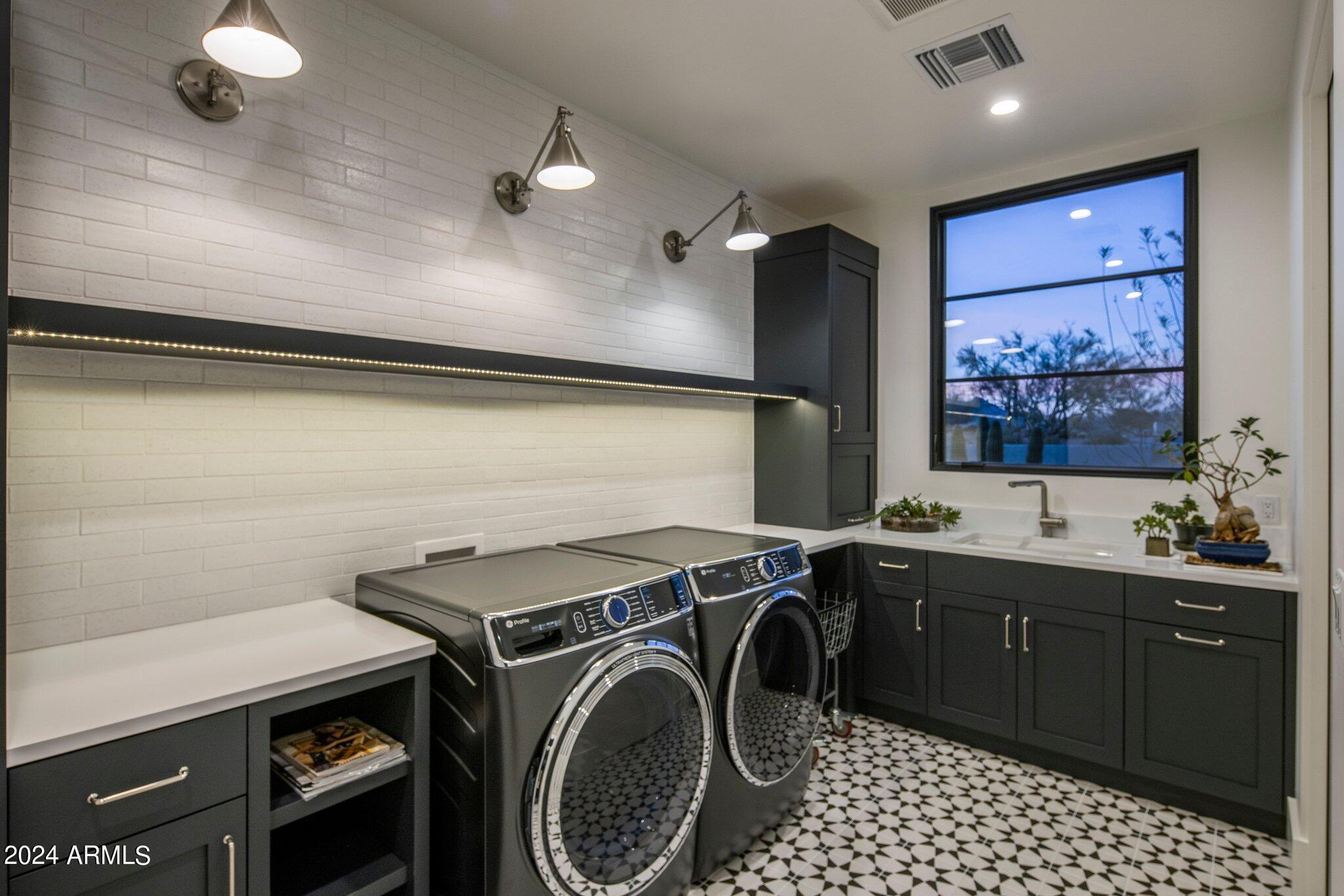 8491 E WHISPER ROCK Trail