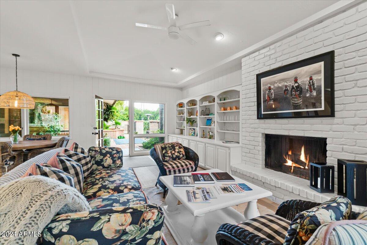 1409 W PORT AU PRINCE Lane