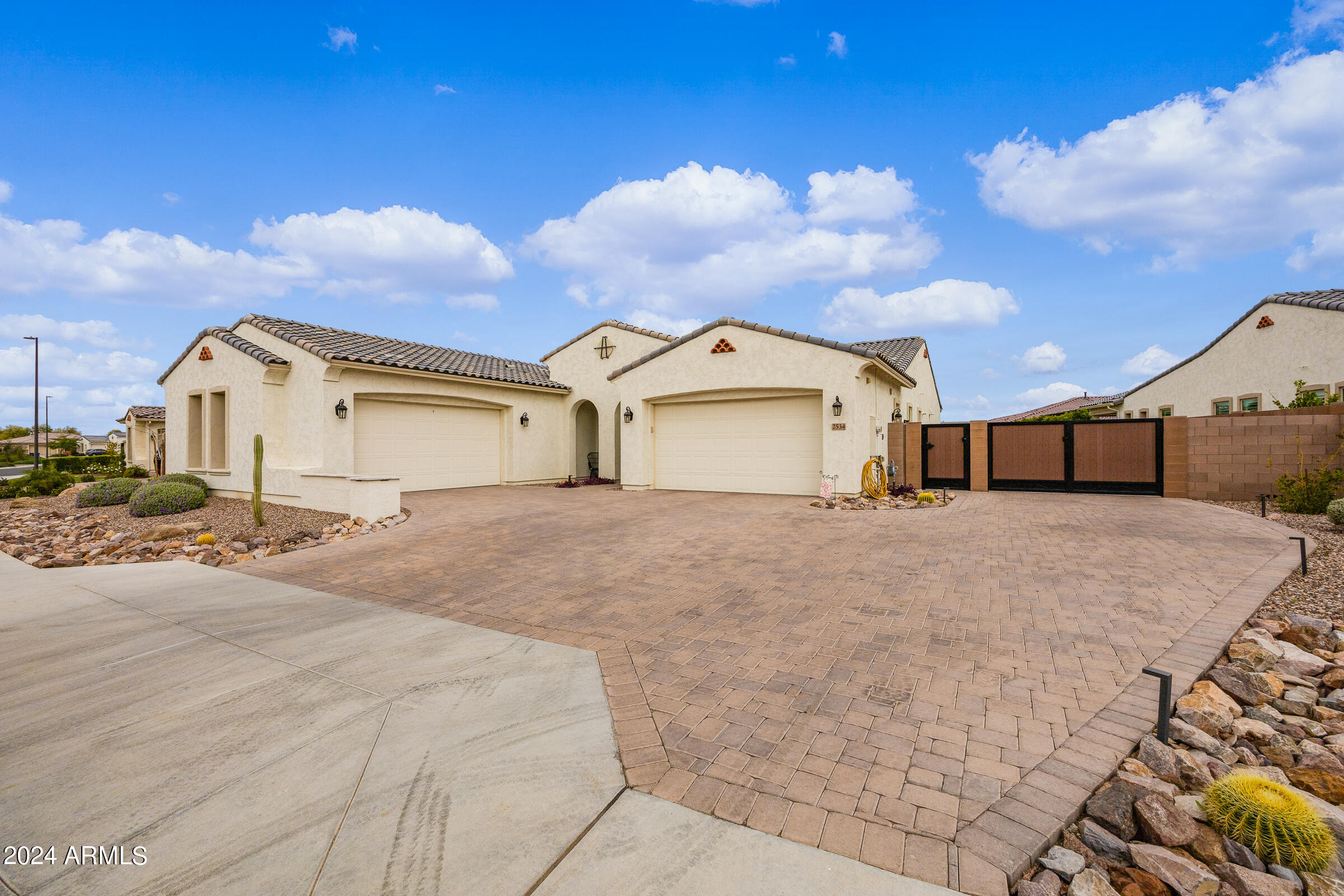 2534 E THORNTON Court