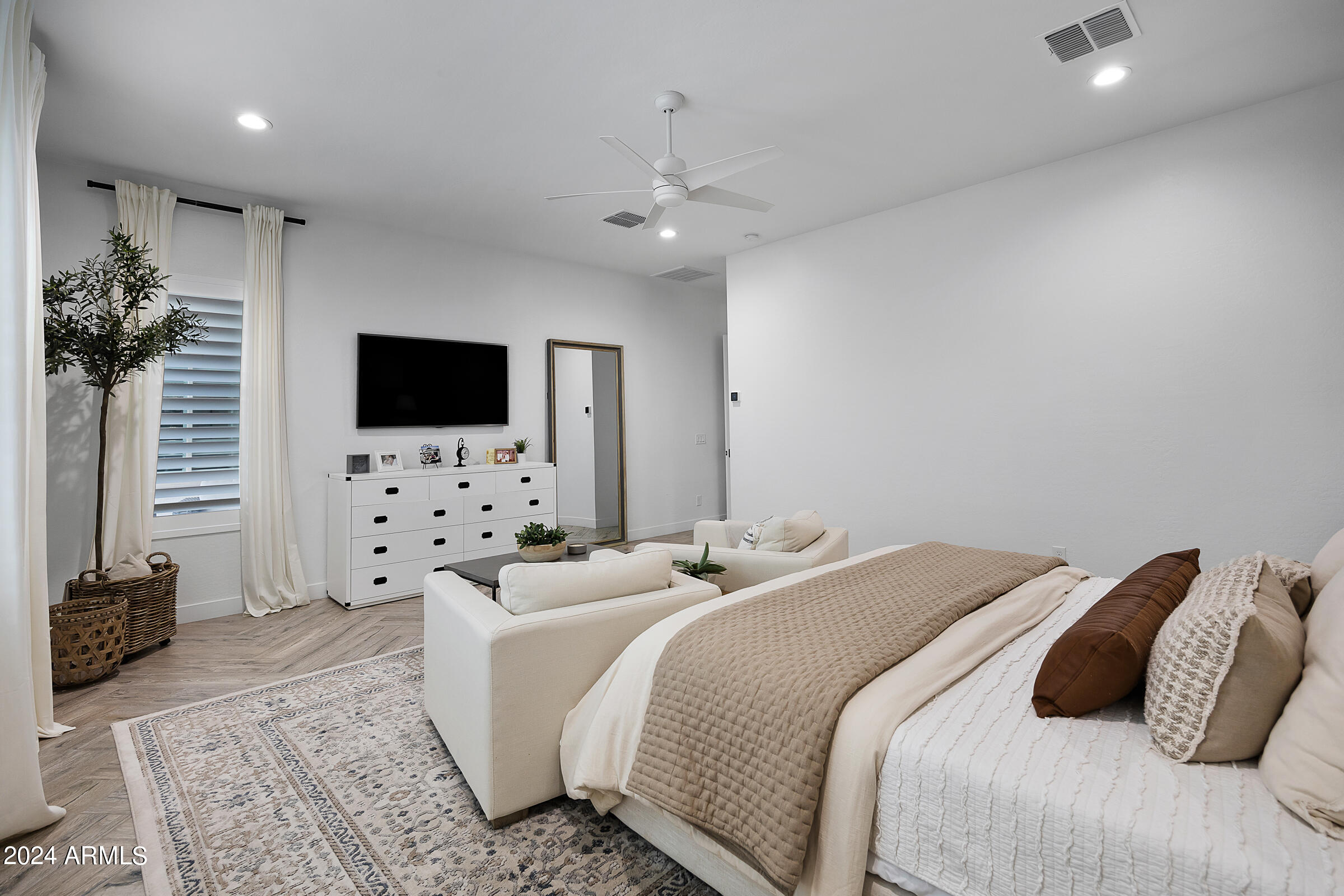 2534 E THORNTON Court