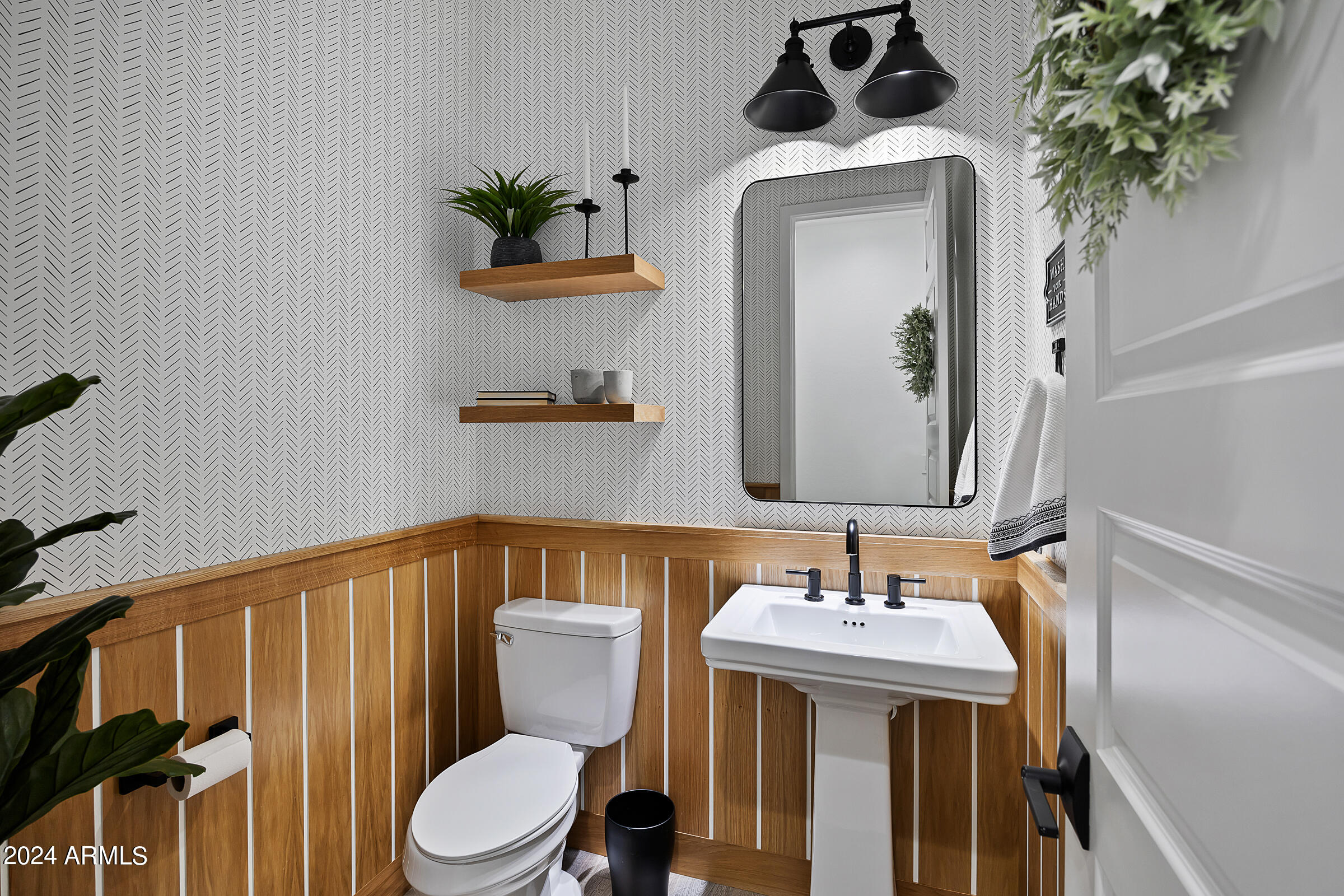 2534 E THORNTON Court