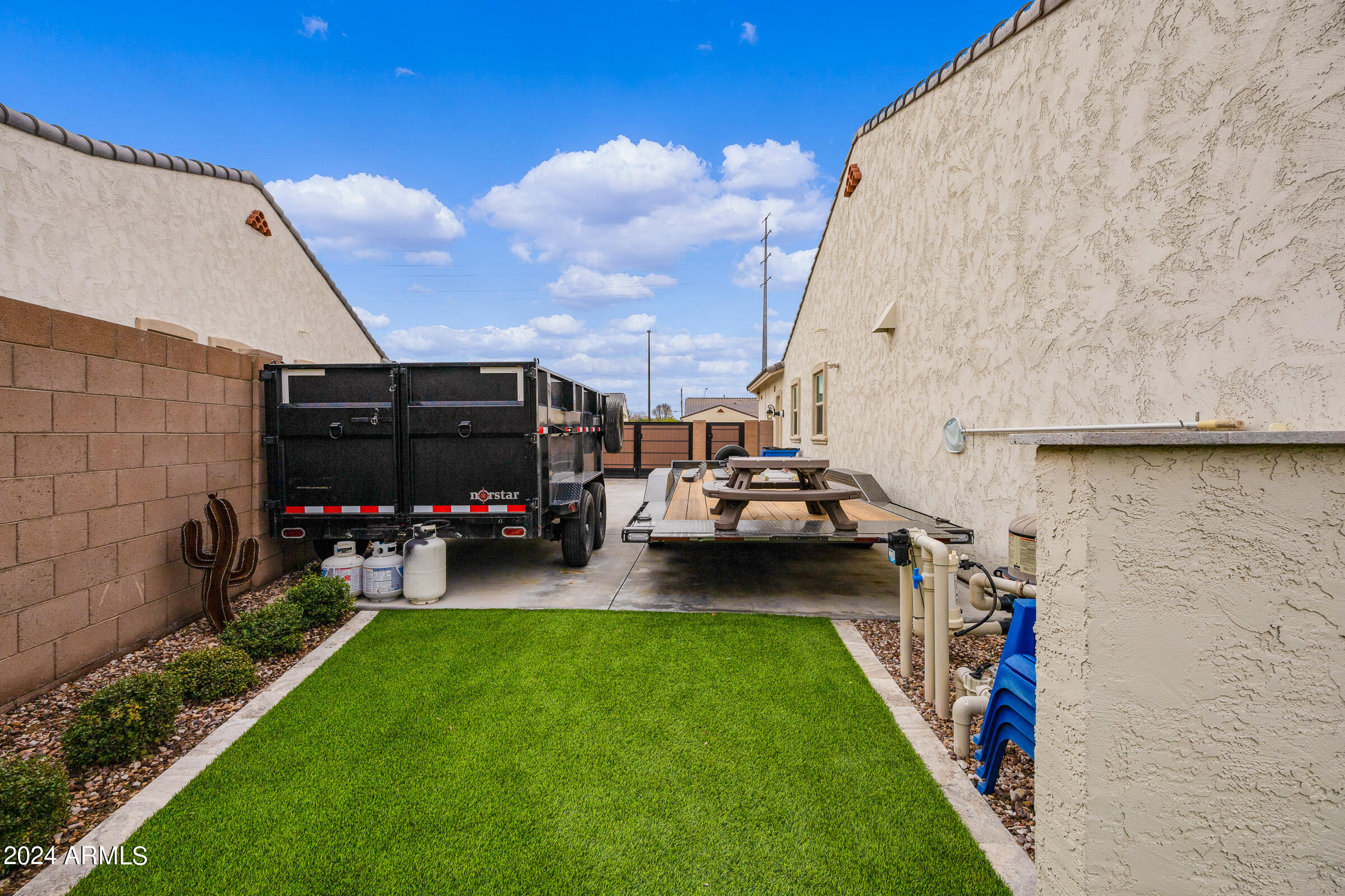 2534 E THORNTON Court