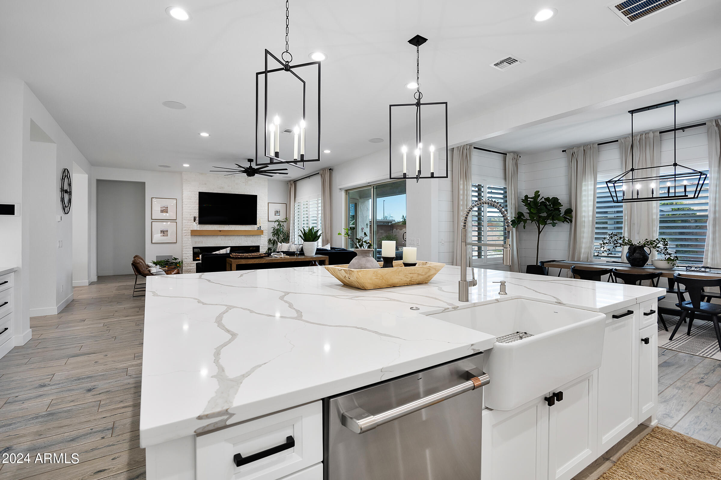 2534 E THORNTON Court