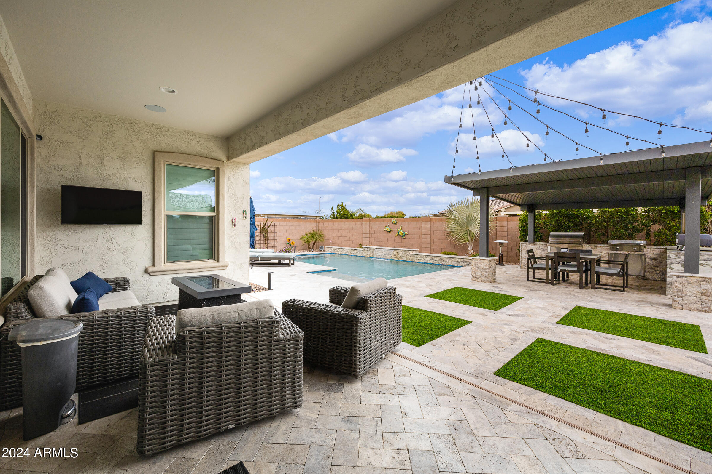 2534 E THORNTON Court