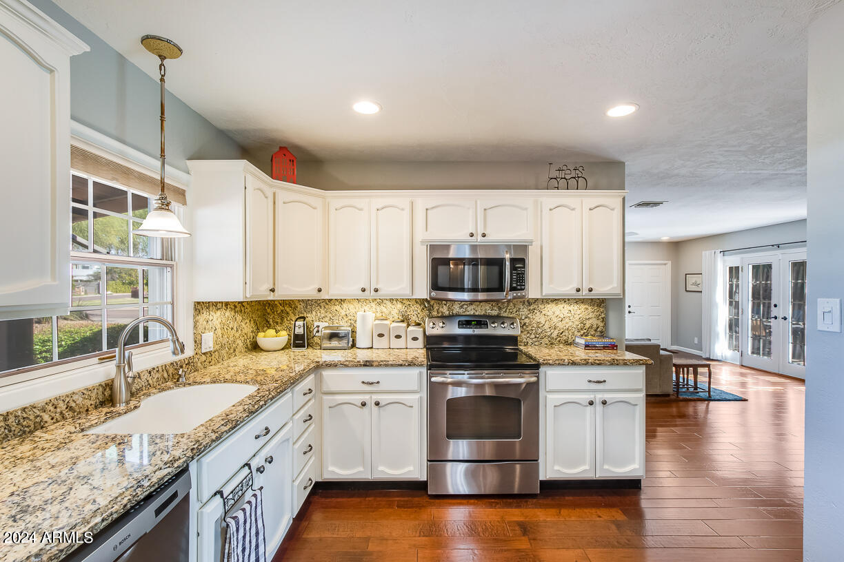 105 W HARMONT Drive