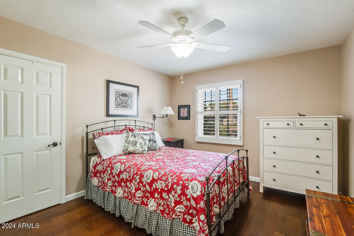 105 W HARMONT Drive