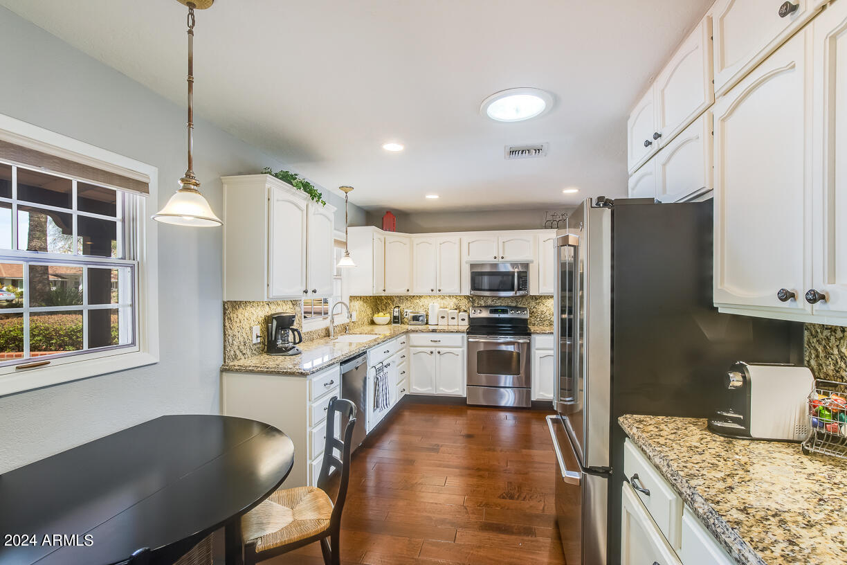 105 W HARMONT Drive