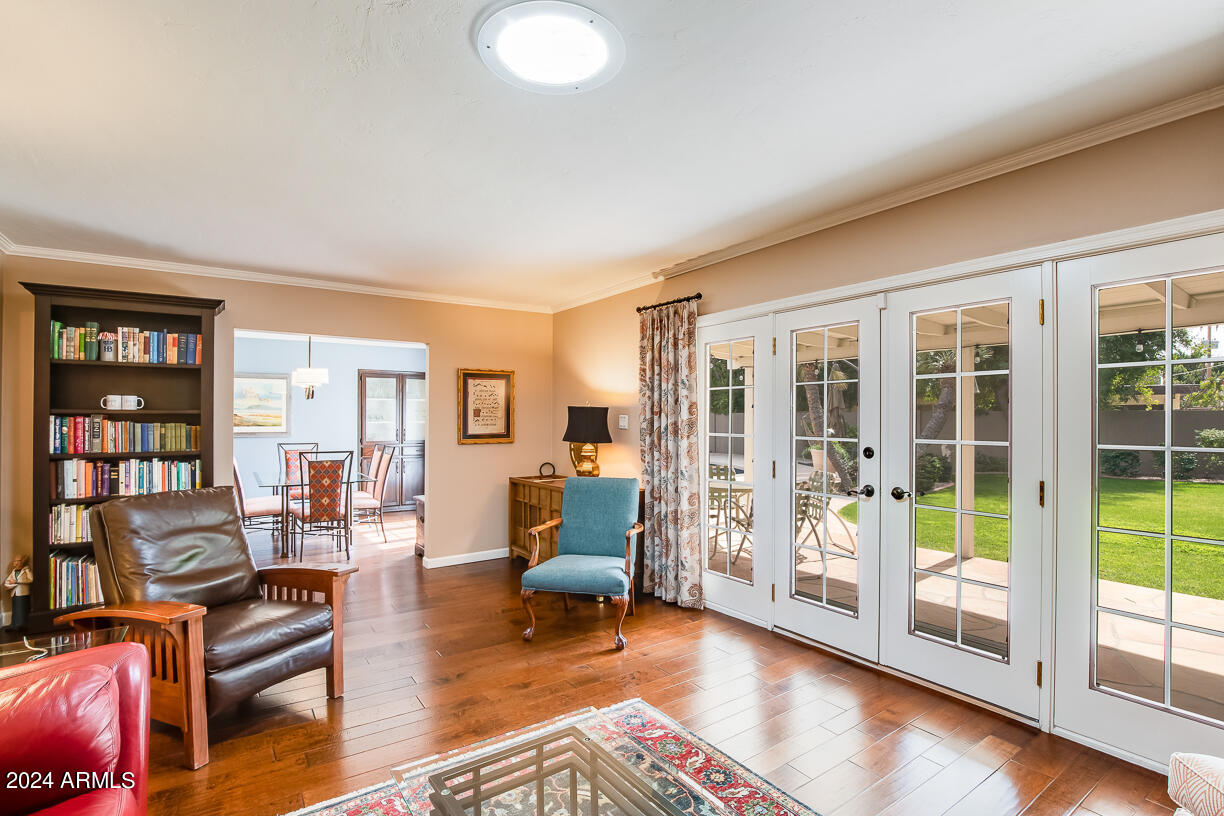 105 W HARMONT Drive