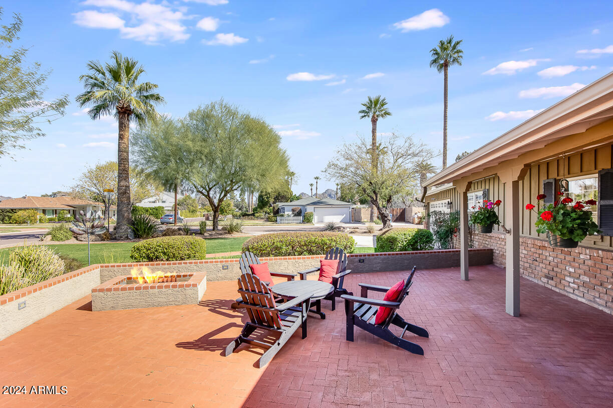 105 W HARMONT Drive