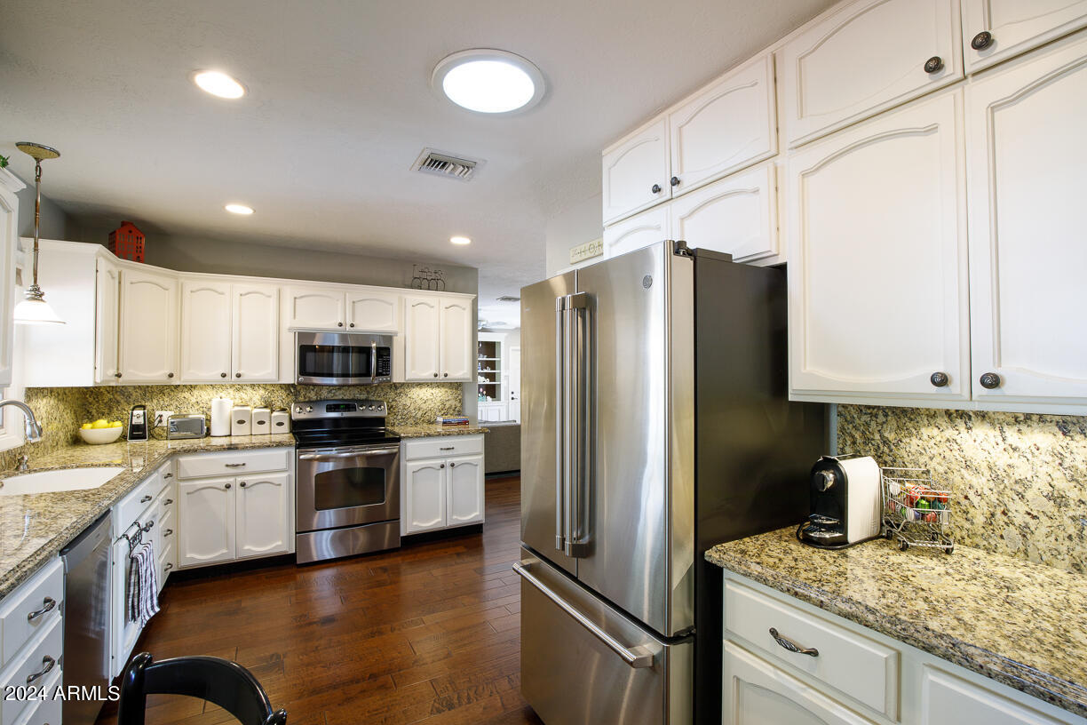 105 W HARMONT Drive