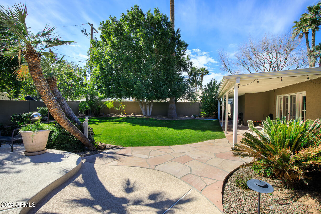 105 W HARMONT Drive