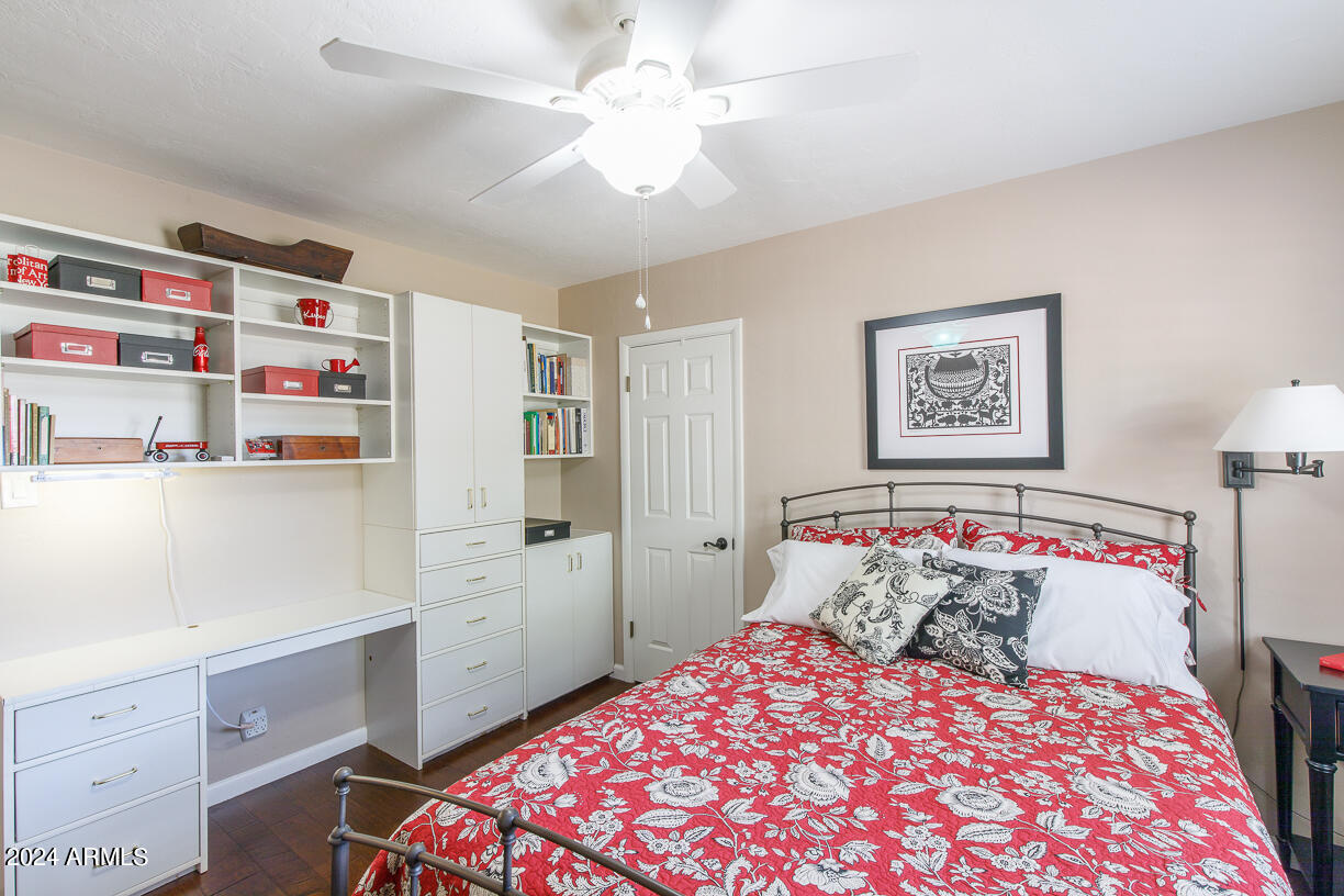 105 W HARMONT Drive