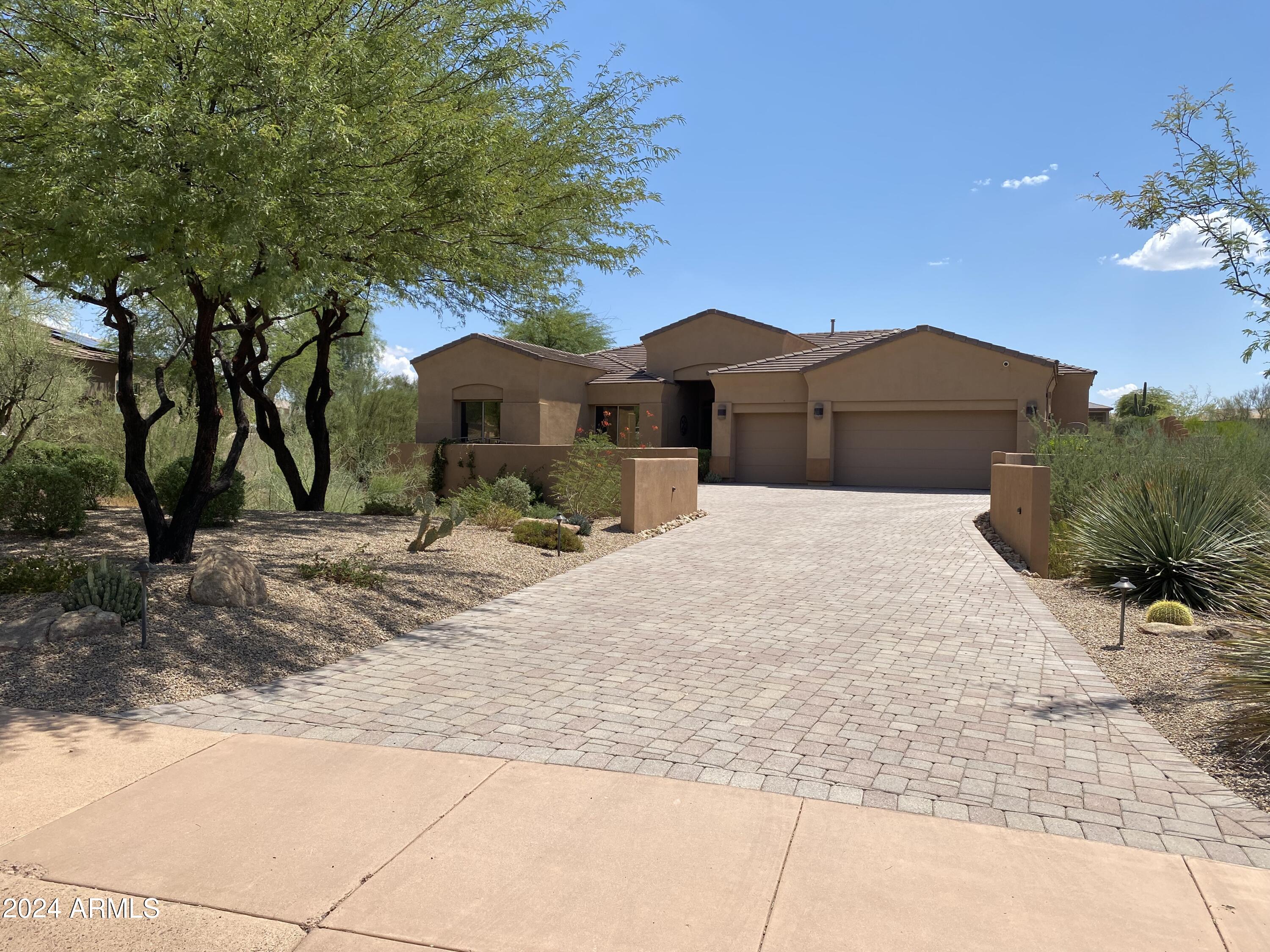 34601 N DESERT RIDGE Drive