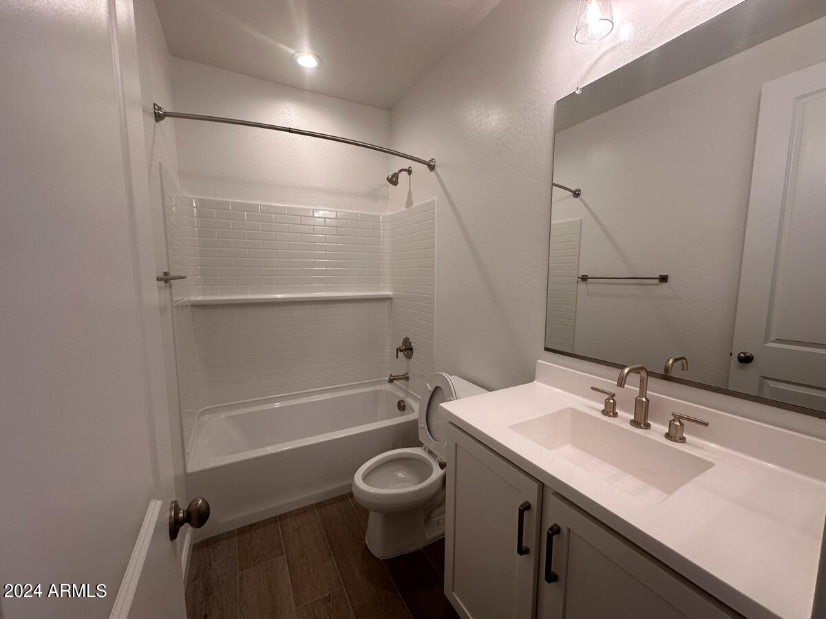 11337 E ULYSSES Avenue