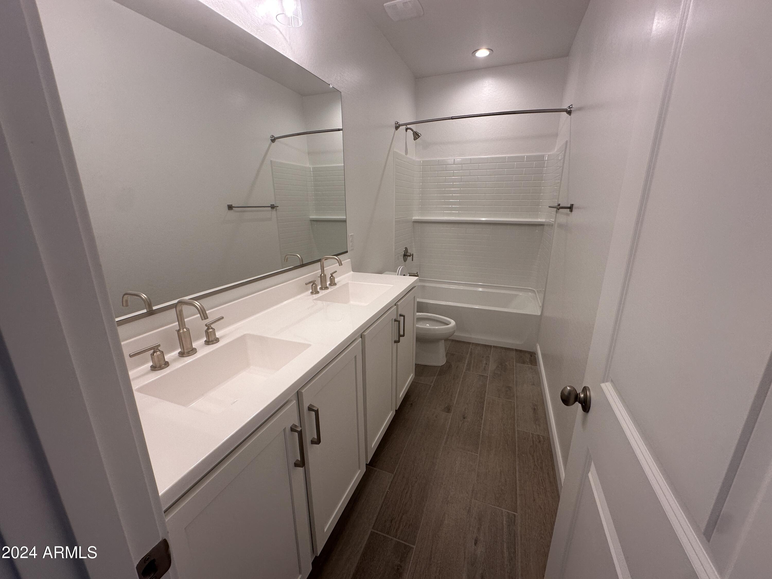 11337 E ULYSSES Avenue