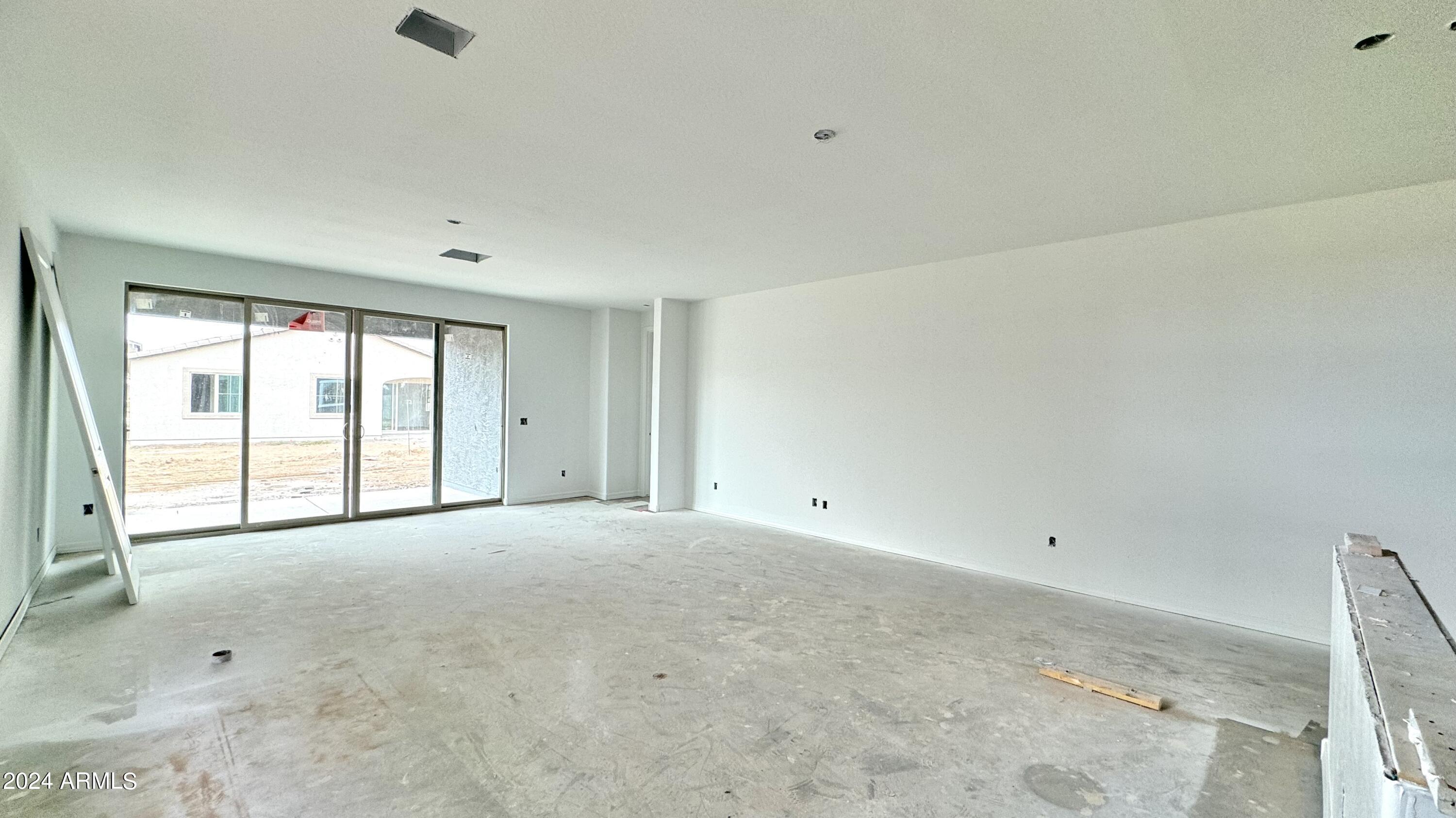 22912 E ROUNDUP Way