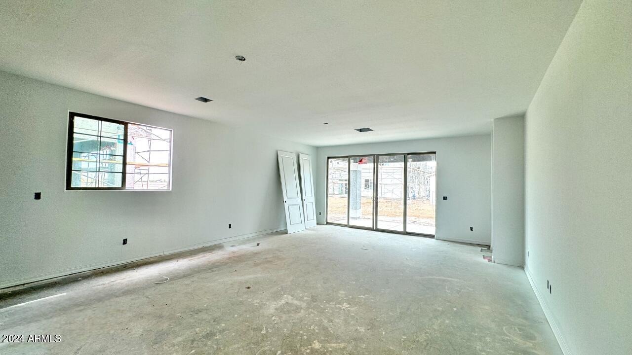 22912 E ROUNDUP Way