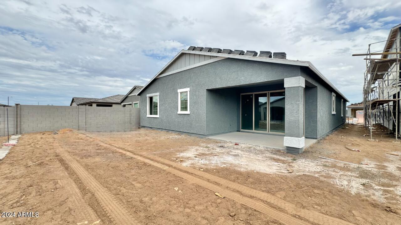 22912 E ROUNDUP Way