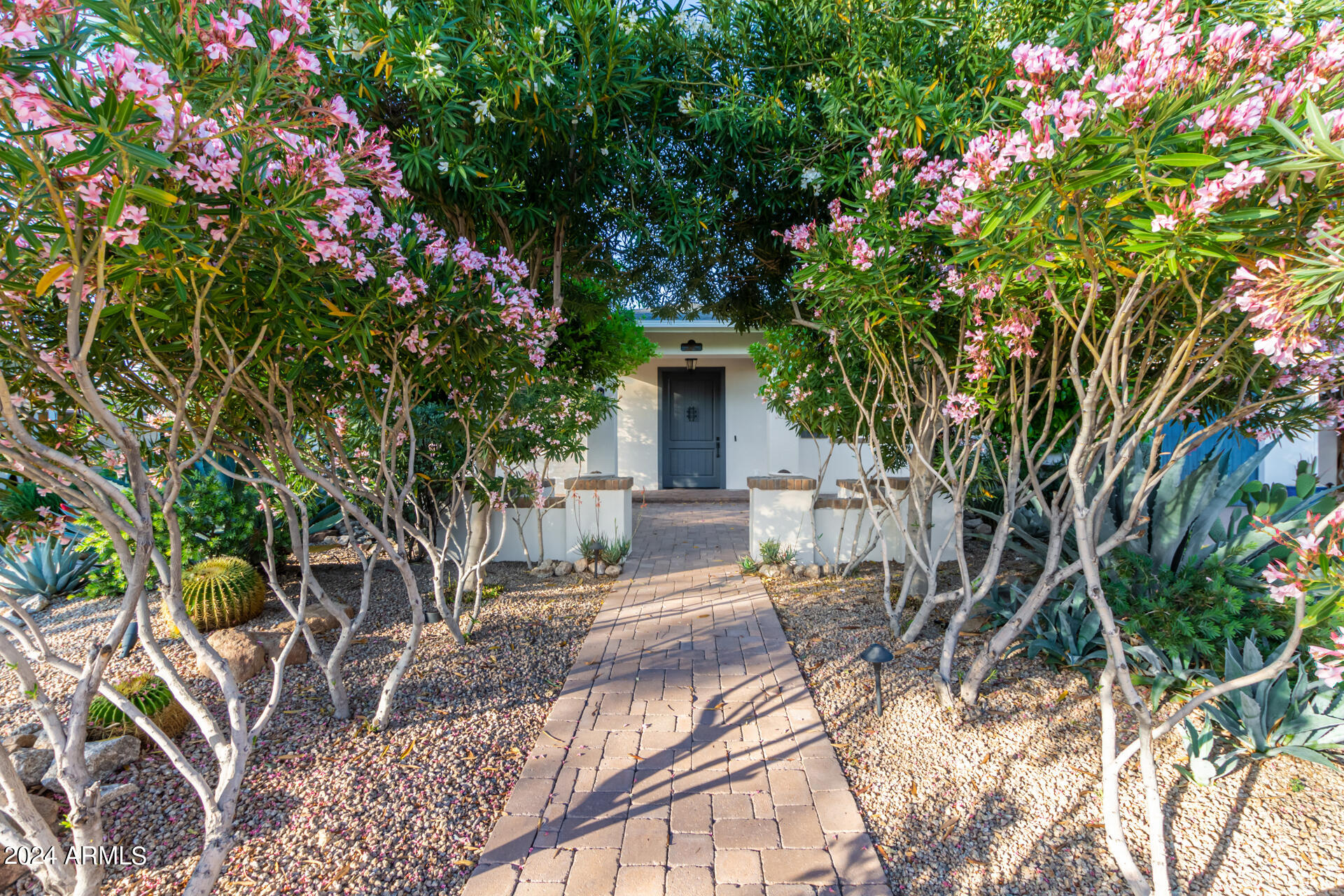 4018 E DEVONSHIRE Avenue