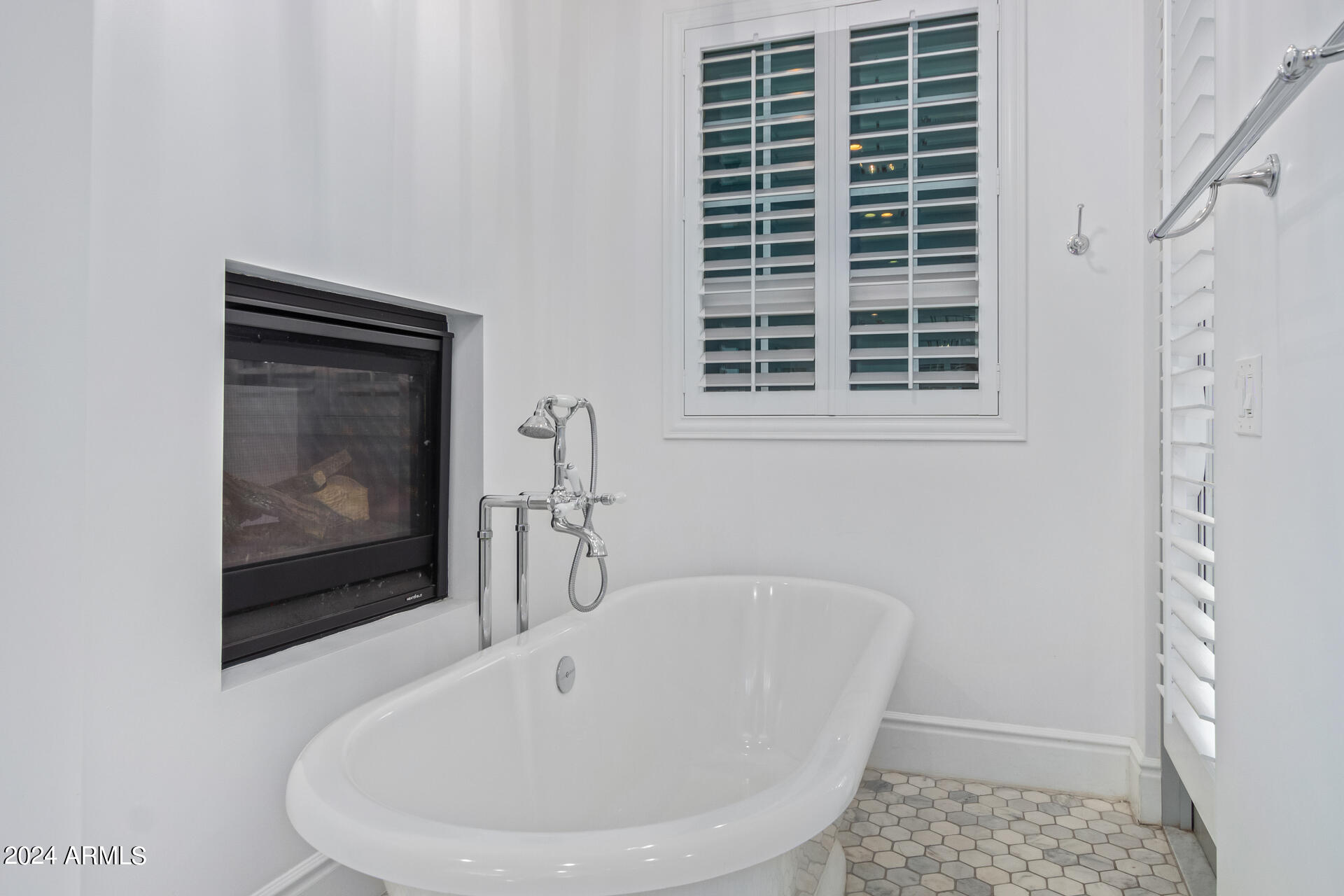 4018 E DEVONSHIRE Avenue