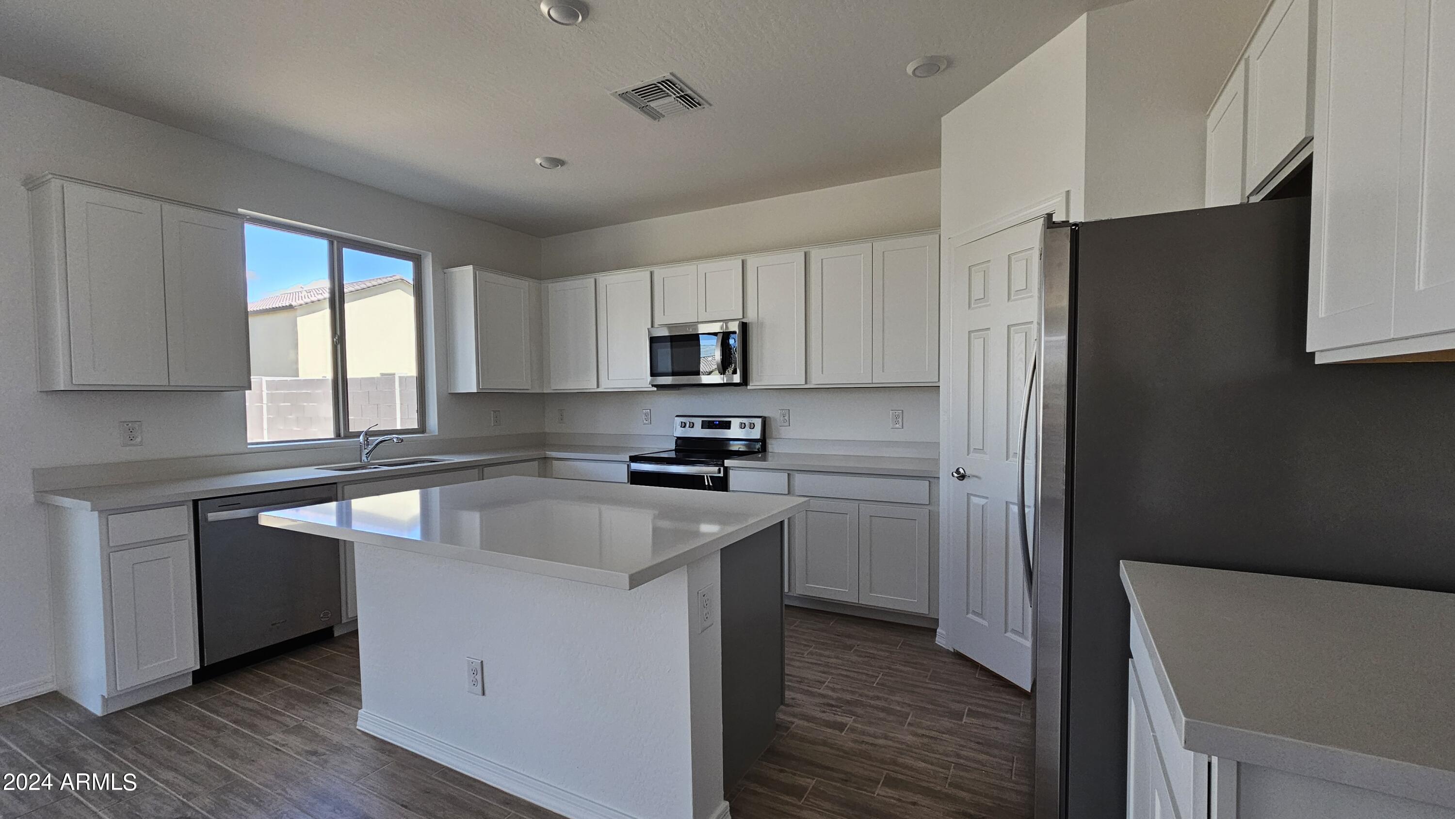 1950 E LARIAT Avenue