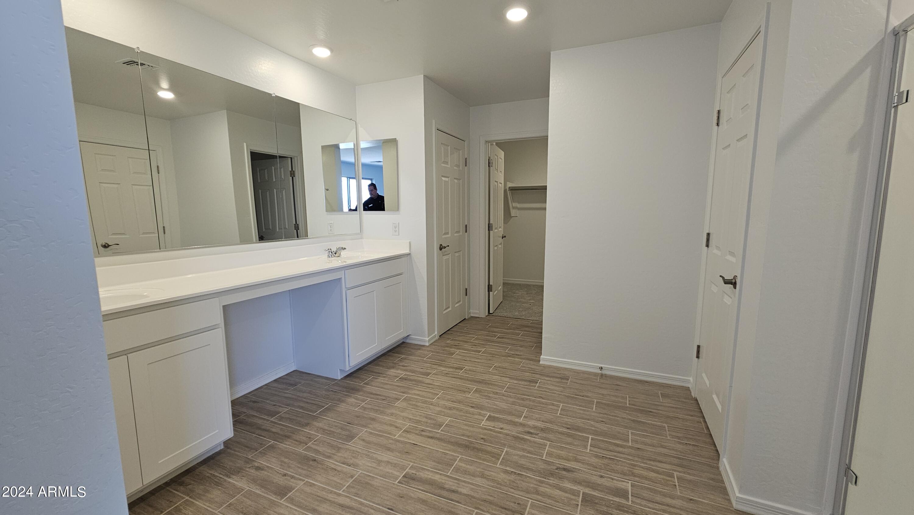 1950 E LARIAT Avenue