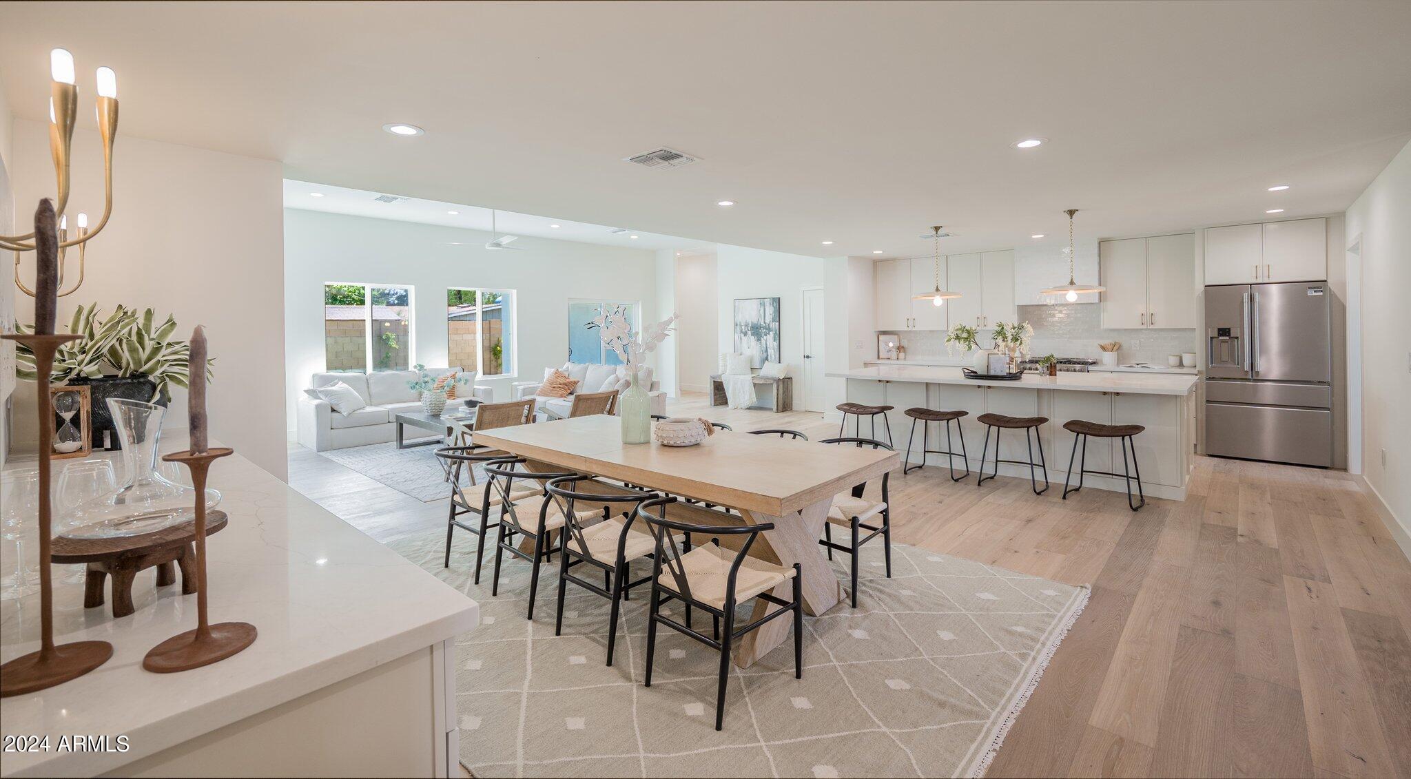 209 W DIANA Avenue