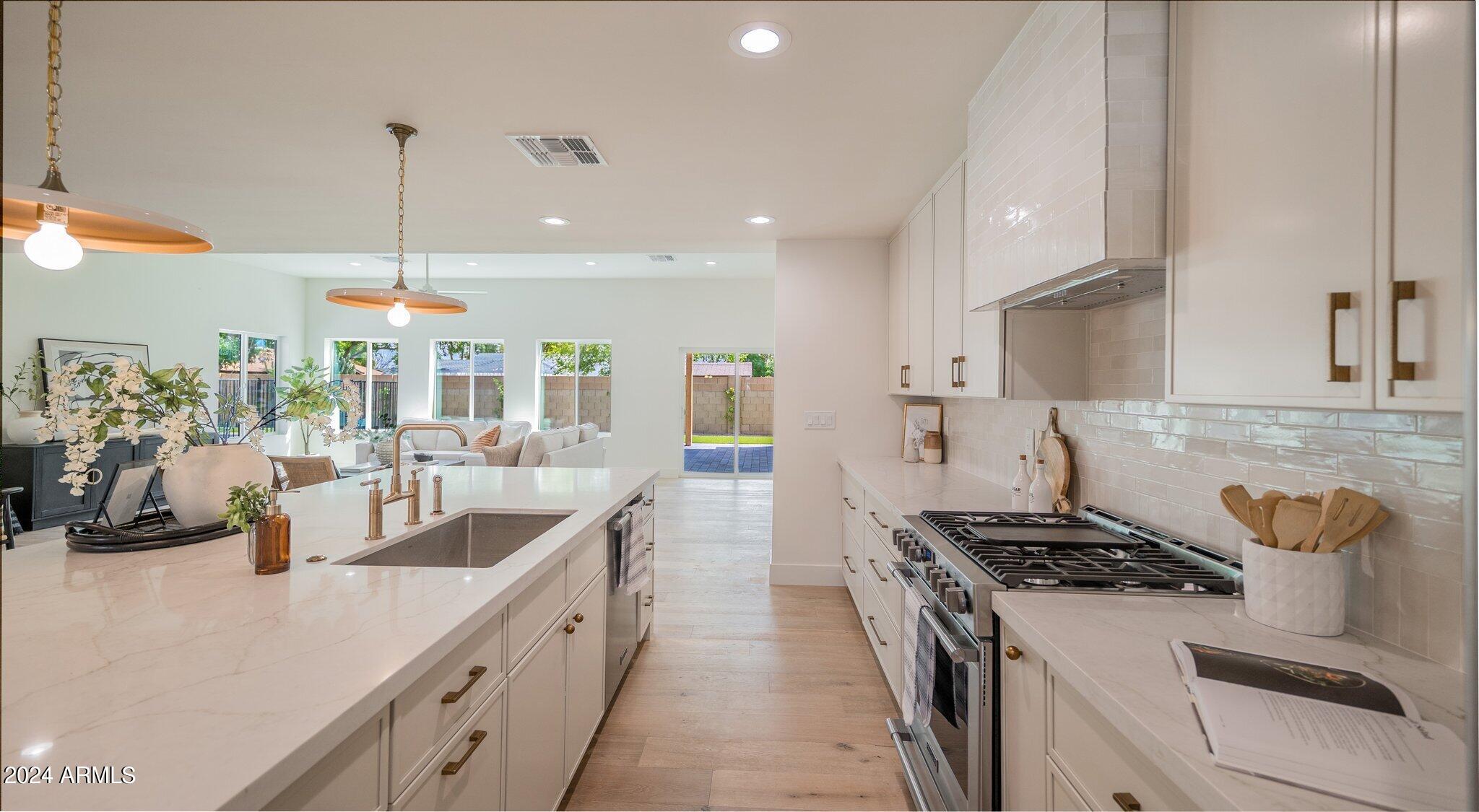 209 W DIANA Avenue