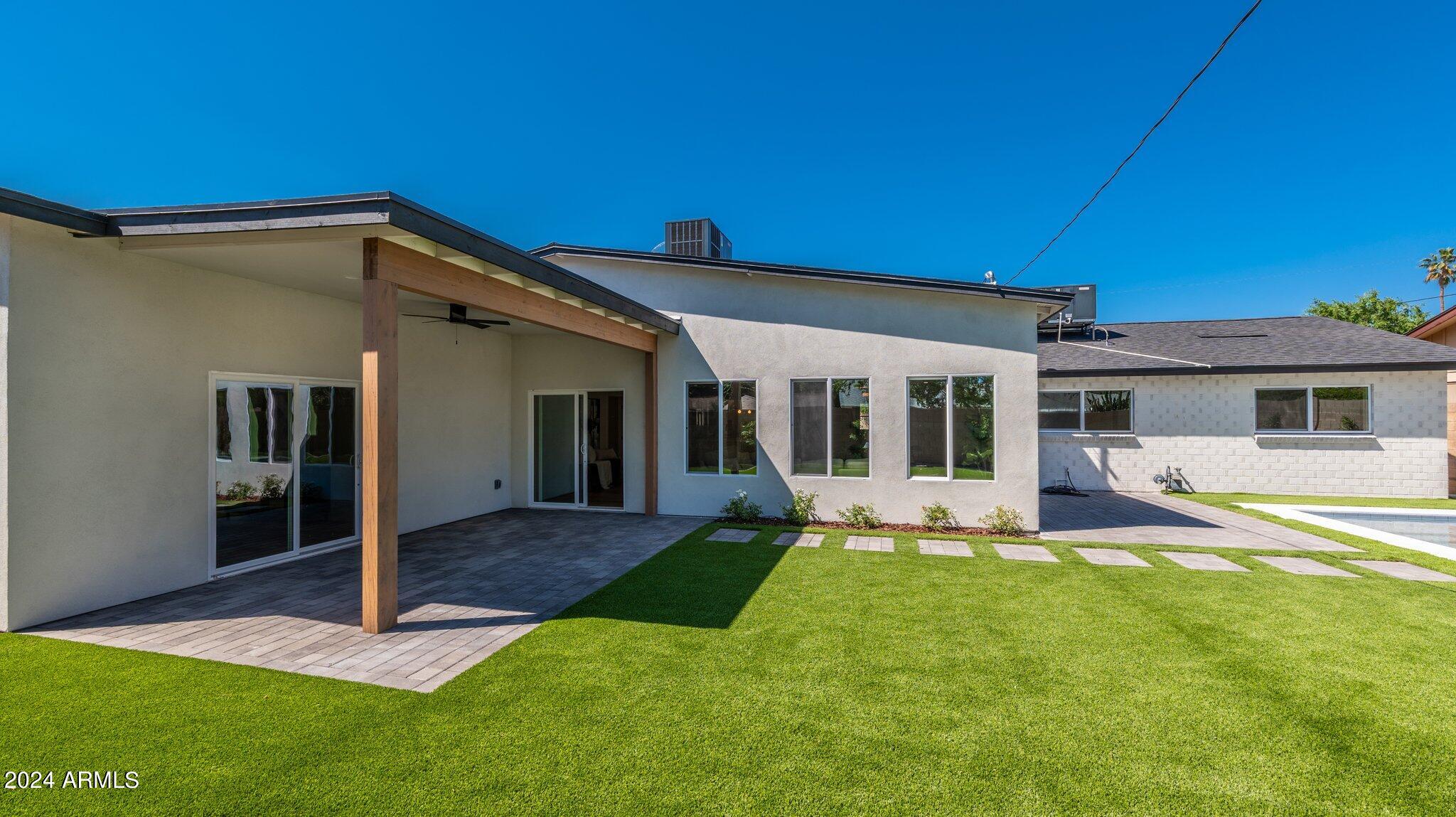 209 W DIANA Avenue