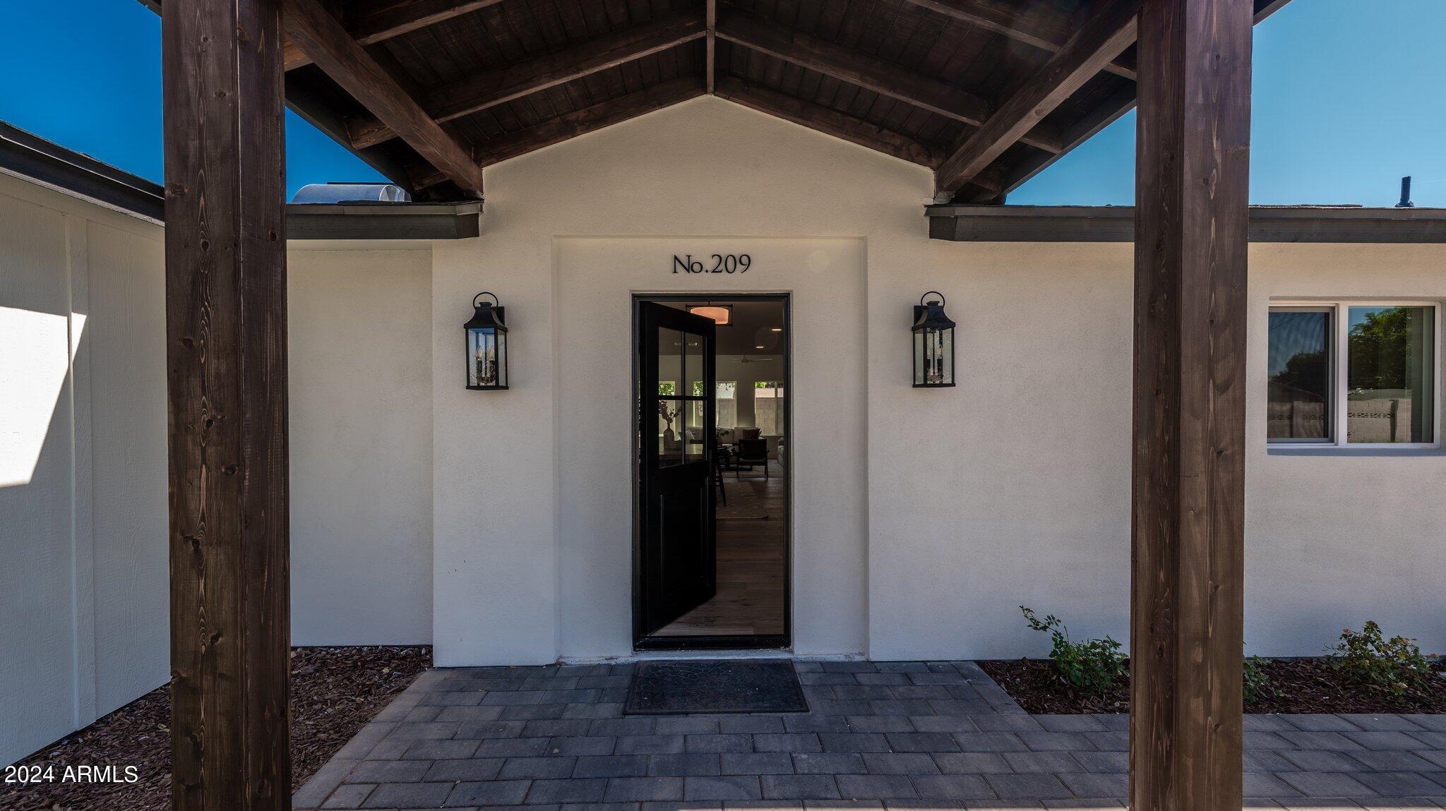 209 W DIANA Avenue
