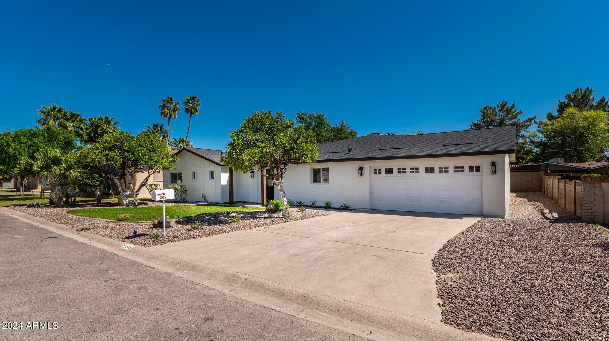 209 W DIANA Avenue