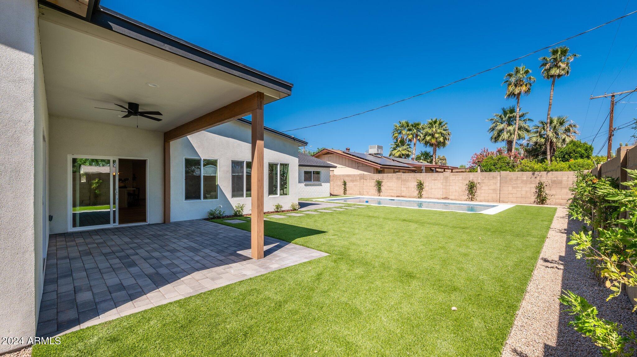 209 W DIANA Avenue