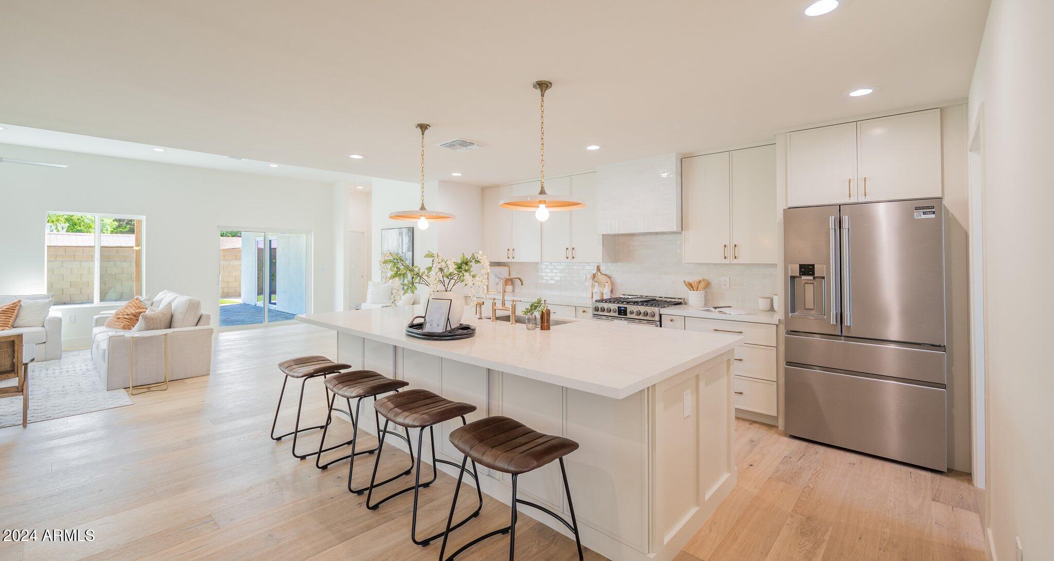 209 W DIANA Avenue