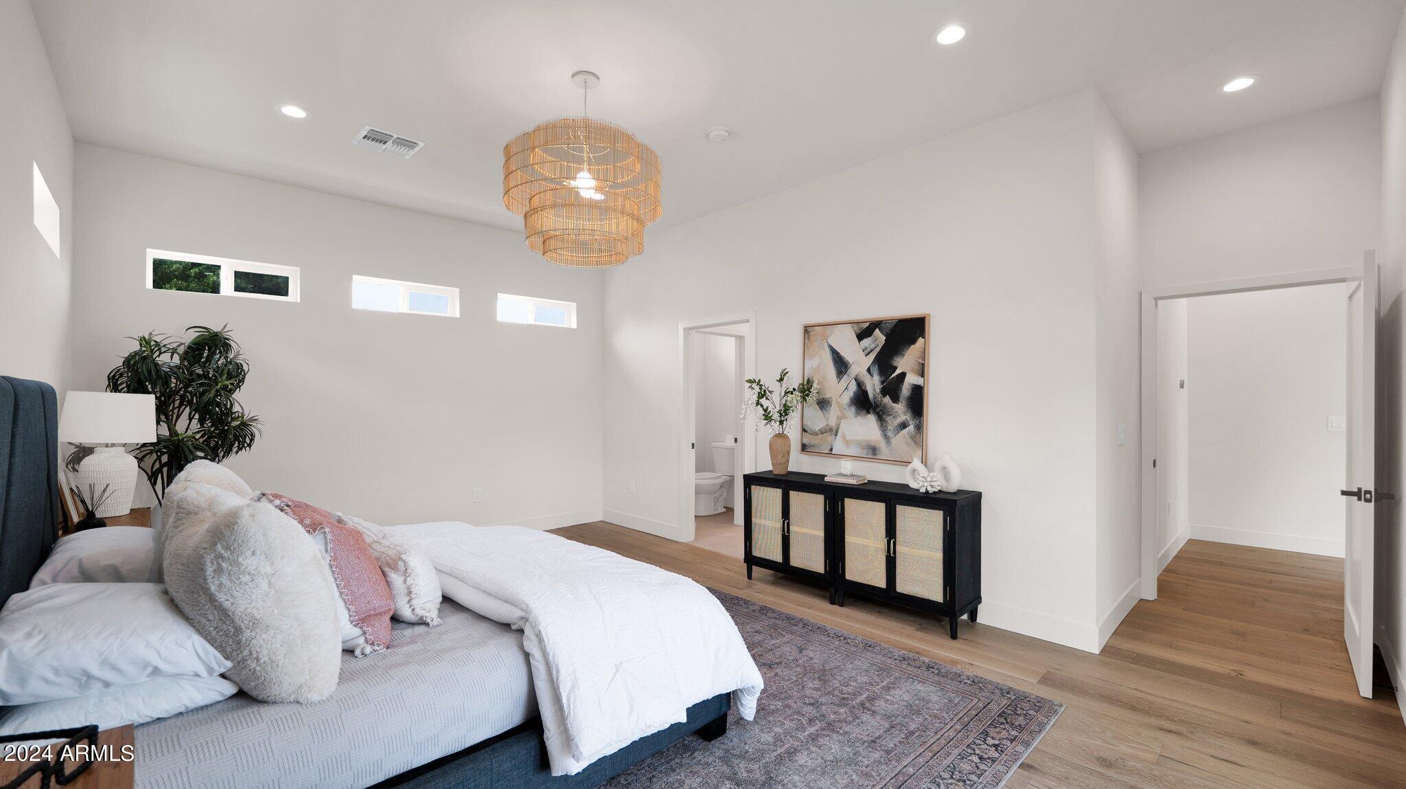 209 W DIANA Avenue