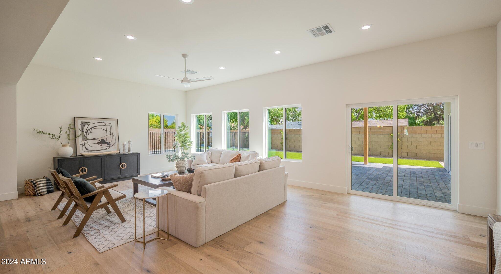 209 W DIANA Avenue