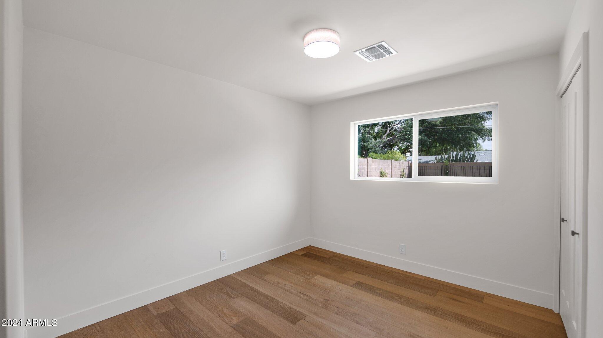 209 W DIANA Avenue