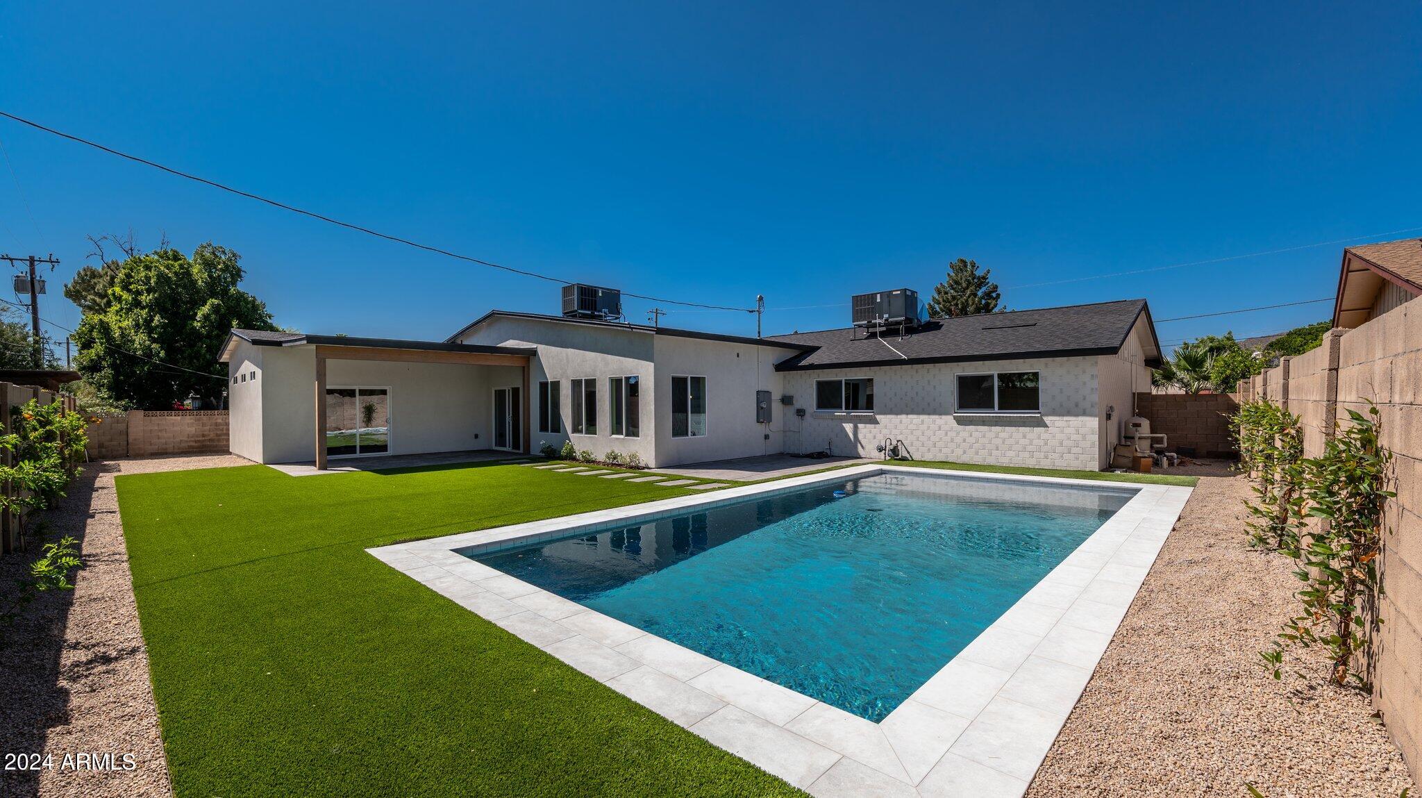 209 W DIANA Avenue