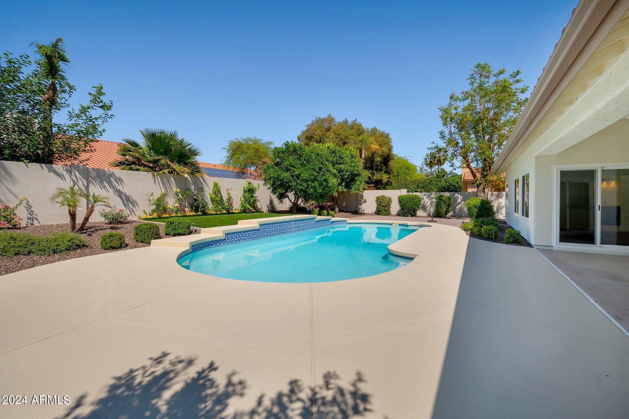 4616 E GELDING Drive