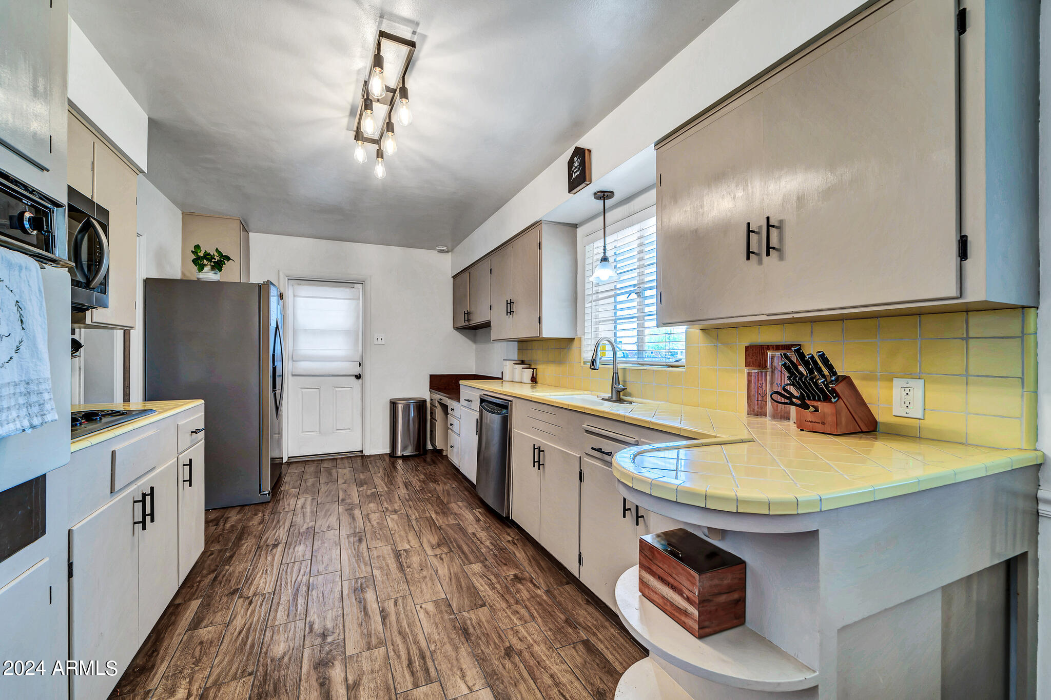 2038 W CAMPBELL Avenue