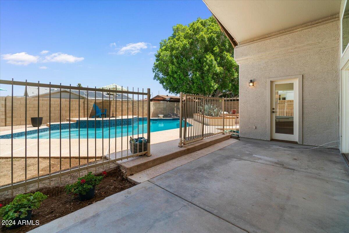 3524 W PARADISE Lane