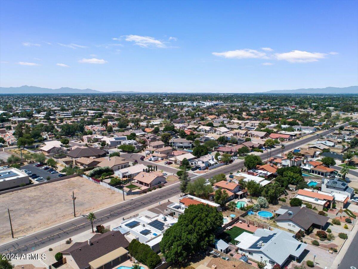 3524 W PARADISE Lane