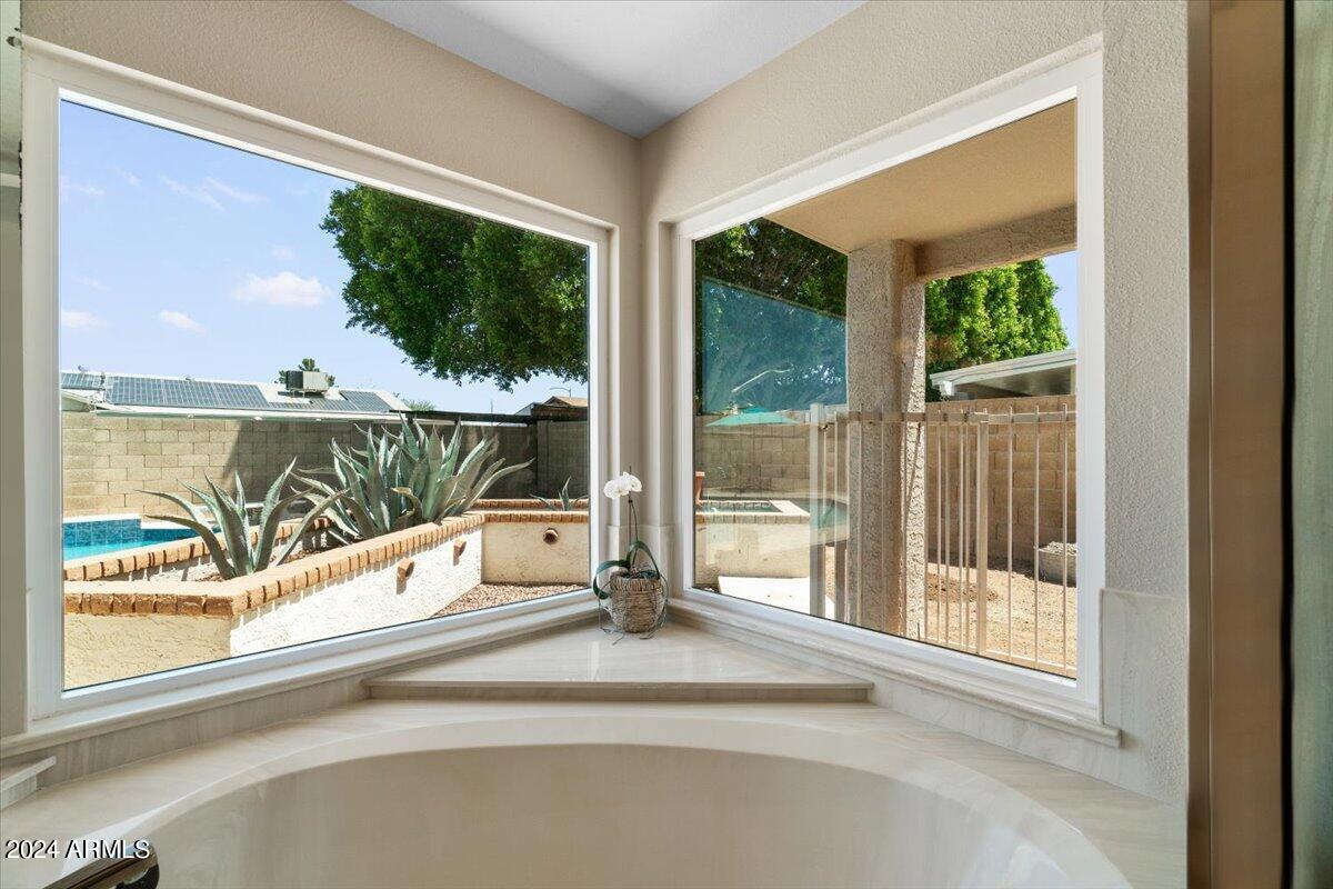 3524 W PARADISE Lane