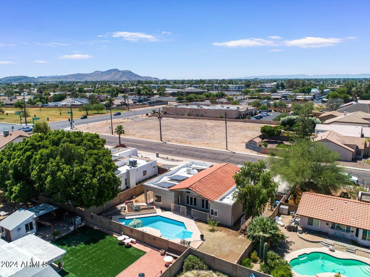 3524 W PARADISE Lane