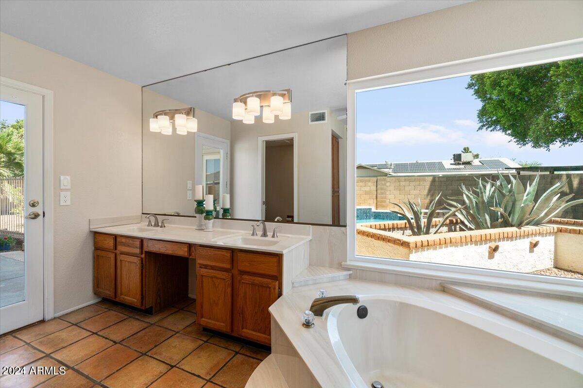 3524 W PARADISE Lane