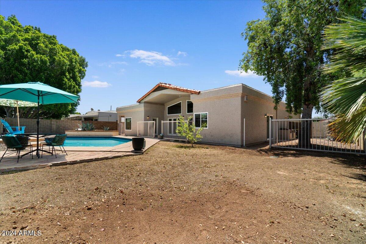 3524 W PARADISE Lane