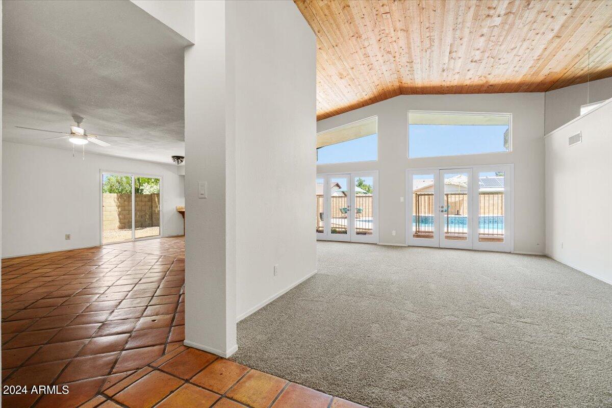 3524 W PARADISE Lane